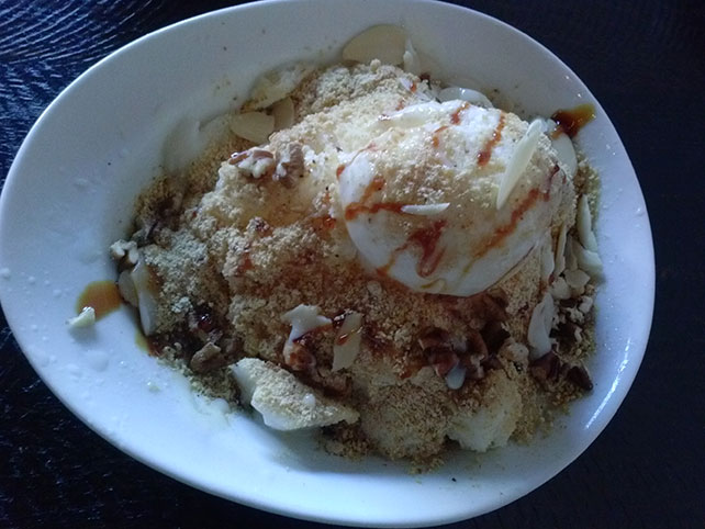 きな粉とアーモンドで香ばしさの加わった餅入りかき氷