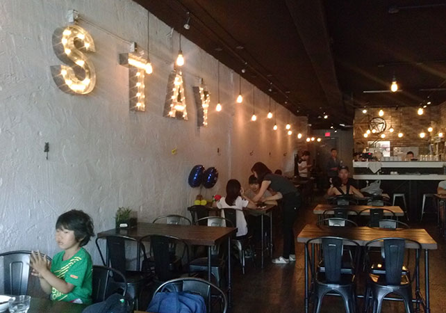 オープンスペースで広々とした店内