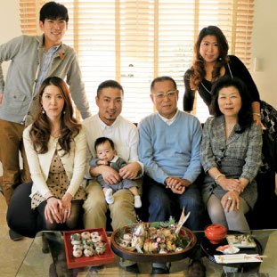 1番最近の家族写真は今年の2月、息子のお食い初めを日本の自宅で。
