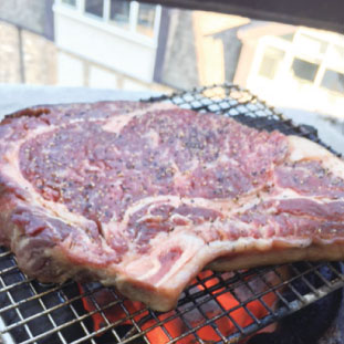 家庭クッキング。45日熟成のエイジドビーフをバルコニーで七輪で。