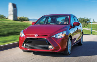 シャープなヘッドライトが スタイリッシュな外観