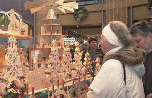 数多くの出店でクリスマスショッピングはバッチリ