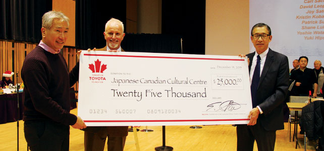 一井誠二トヨタカナダ前社長(右)からゲーリー川口JCCC理事長とジェームス・ヘロン館長に2万5千ドルのチェックを授与