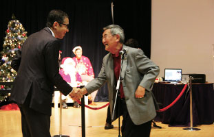 カナダを離れる一井氏にシド池田氏がハーモニカで蛍の光を演奏