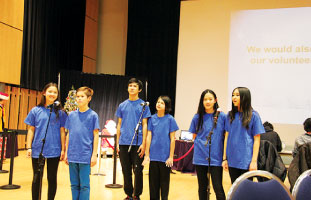 1 子供達が劇で水のもつ表情を演じる