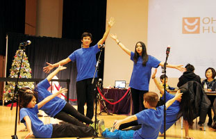 2 子供達が劇で水のもつ表情を演じる