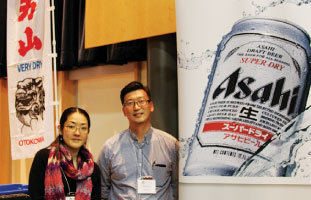 アサヒビールと日本酒を振る舞った小澤カナダのみなさん