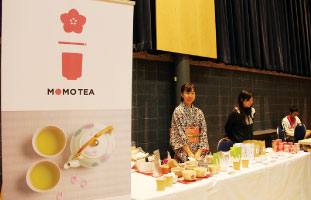 日本のお茶を振る舞ったMOMO TEAの吉田さん