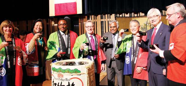 鏡開きで盛大に乾杯