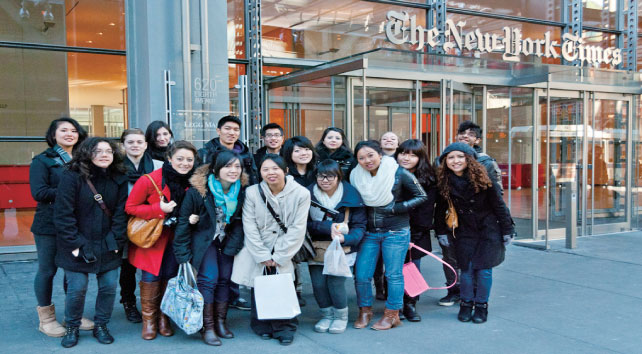 ニューヨークタイムズの前でグループ写真