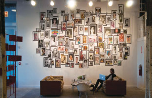 Mother NYというデザインスタジオにて（壁にはスタッフの母親の写真が飾られている）