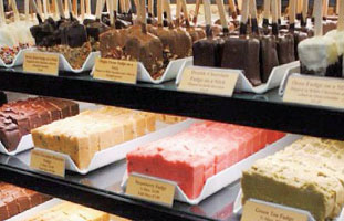 ショーケースにはケーキやファッジなどが並んでいる