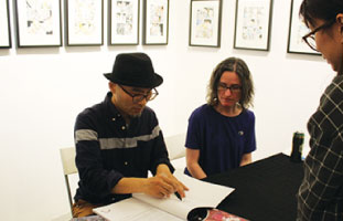 サインに応じる駕籠さん