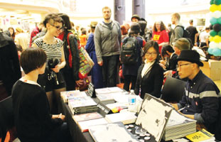 イベント中に似顔絵を描く駕籠さん