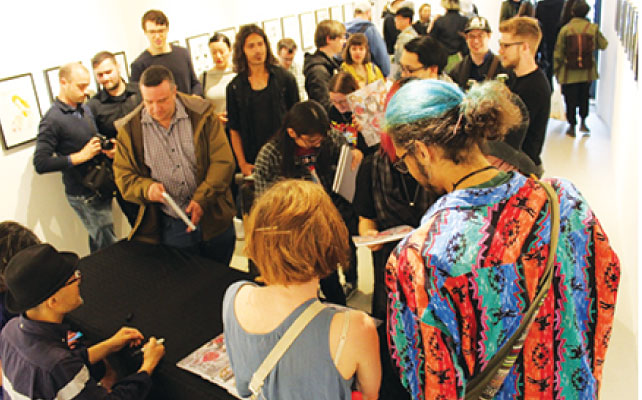 多くのファンが個展のオープニングに駆けつけた