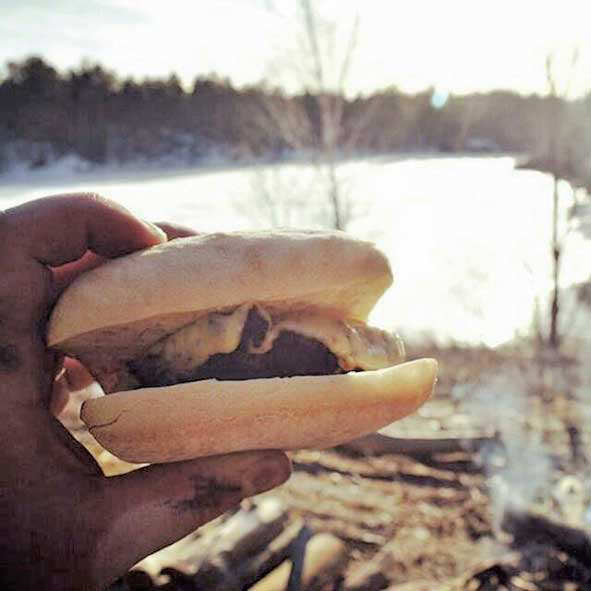 @flindersadventures 朝食用にシンプルに仕上げたチーズバーガー。いままでのキャンプの中で１番おいしくできました。