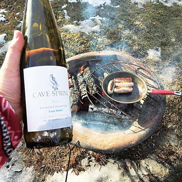 キャンプファイヤーの残り火でゆっくり料理しながら、ナイアガラワインを楽しむ。至福のひととき