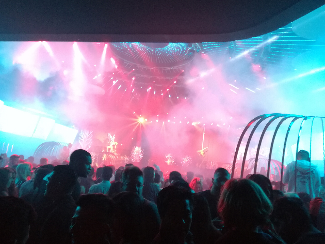 広い 綺麗 なナイトクラブ Torja