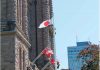 オンタリオ州議事堂前 カナダの青空に日の丸が揚がる
