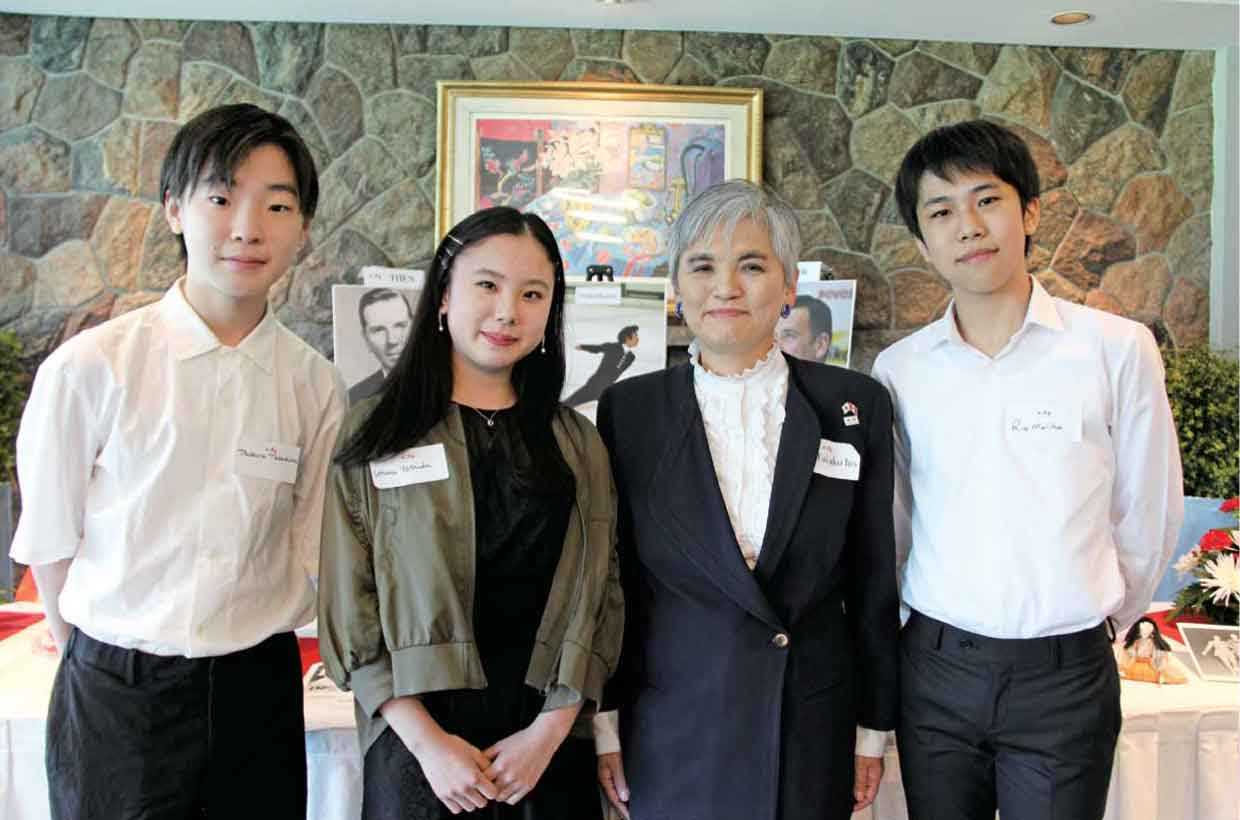 伊藤総領事と若手日本人スケーターの皆さん（左から、高島円良さん・吉田唄菜さん・森田莉央さん）