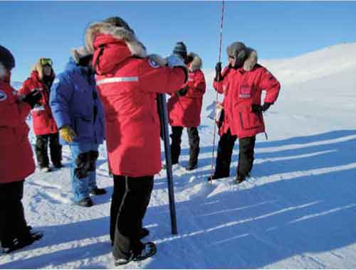 チームで積雪量の測定をする様子