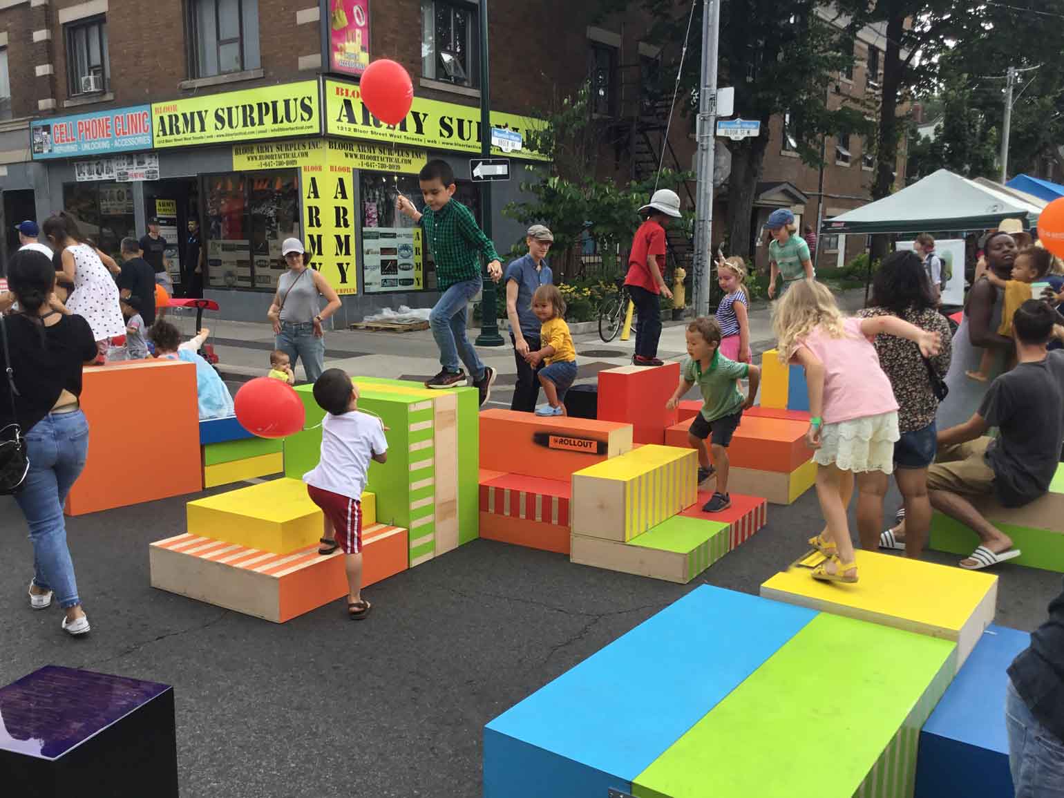 子どもたちが遊ぶ姿は万国共通