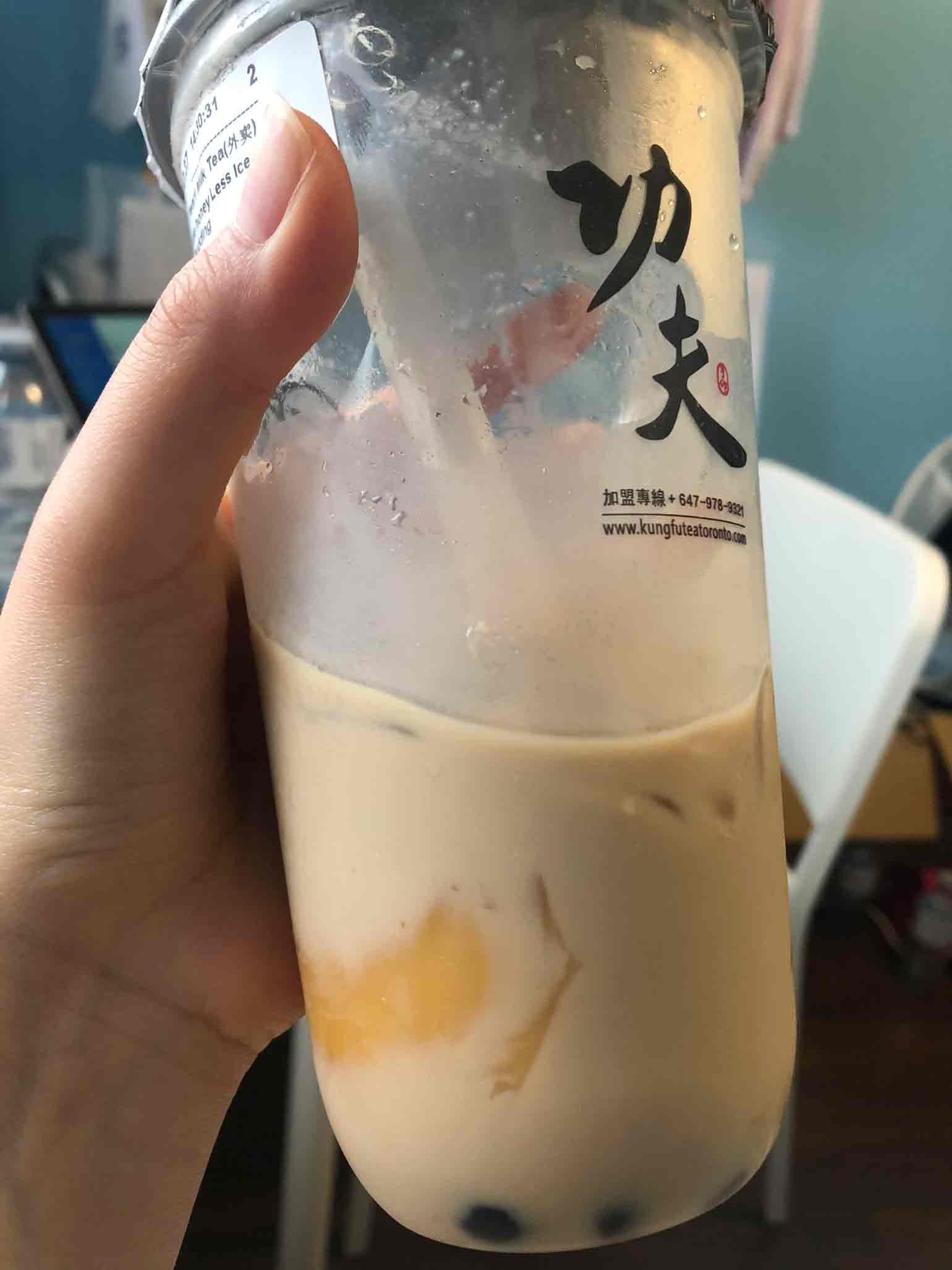 黄色のがプリン.味は、、、よくわからない