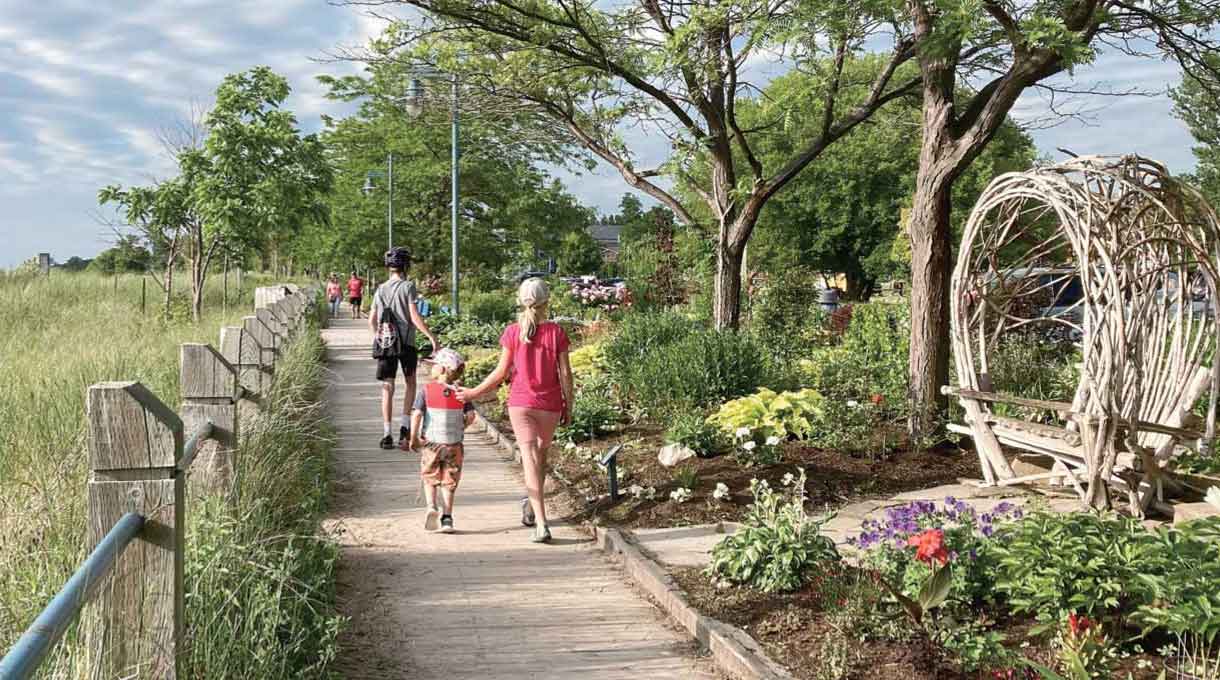 ステーション・ビーチに沿った長い花壇