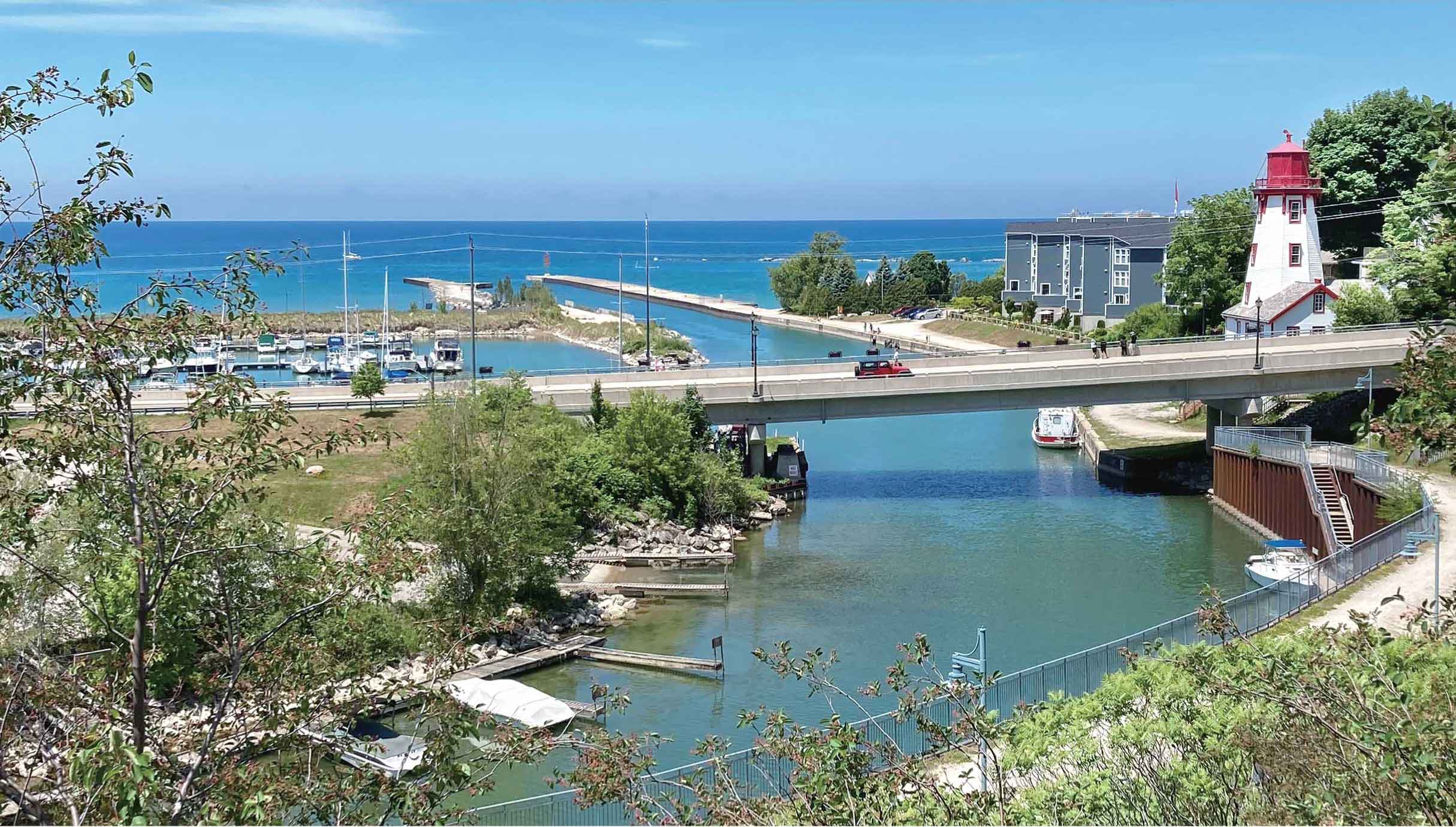 ヒューロン湖とペネタンゴア川をまたぐ可愛い灯台