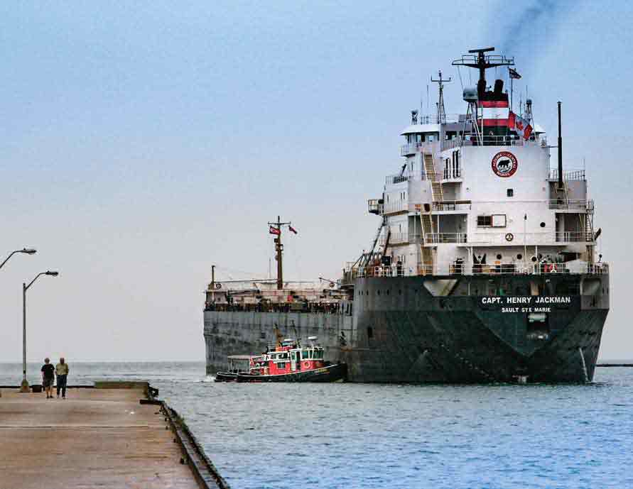 巨大貨物船が塩積みにゴデリッチに入港する