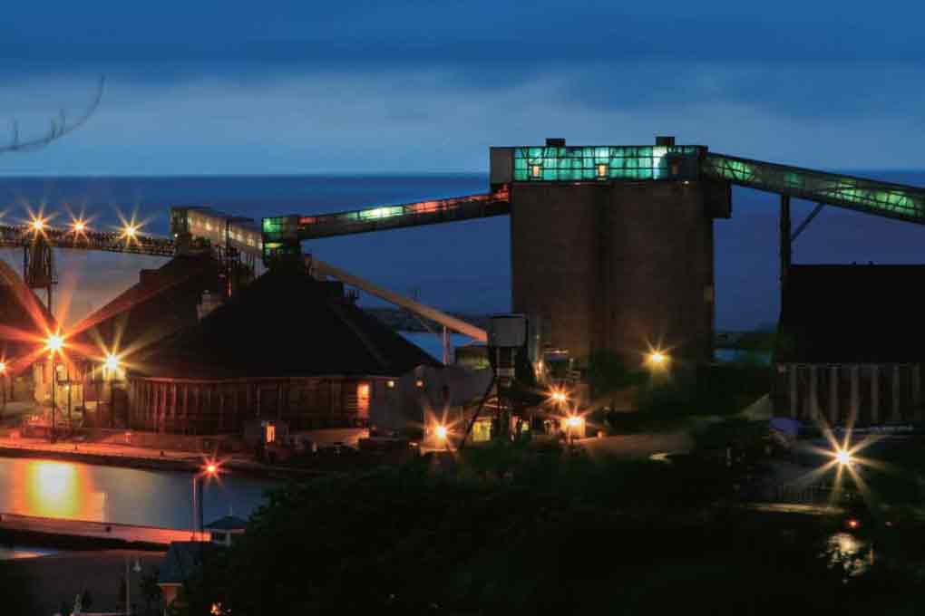 夜空に緑に輝く塩鉱のシャフト
