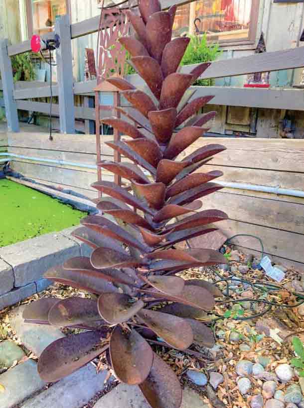 ベイフィールドのアートショップに立つ巨大松ぼっくり