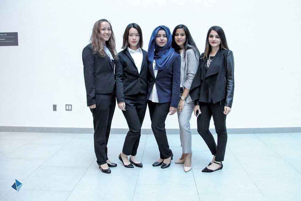 マネジメント学科のCase Studyをした時のグループ写真