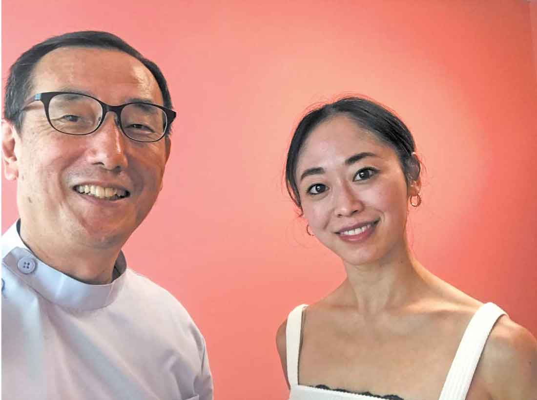 石原古都さん（右）とマッサージセラピストの青嶋正さん（左）