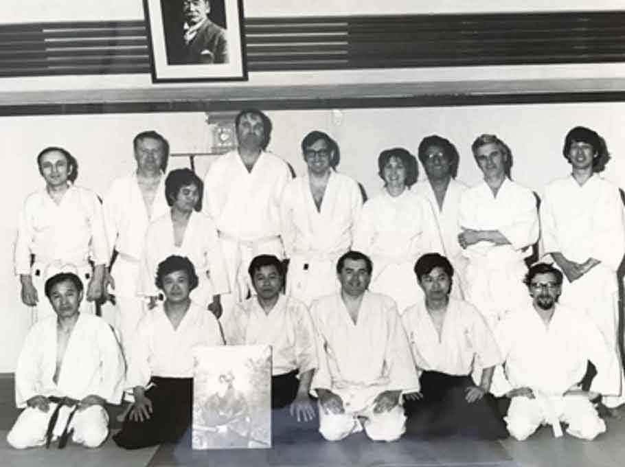 創設当時の先生、ポール氏（中段左）と生徒たち