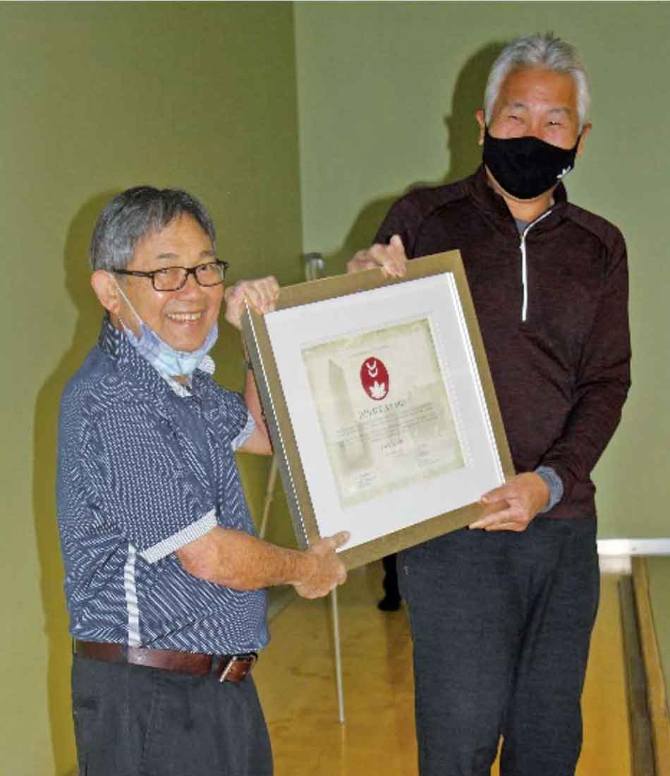 ゲリー・カワグチ理事長（右）から「礎賞」が授与された