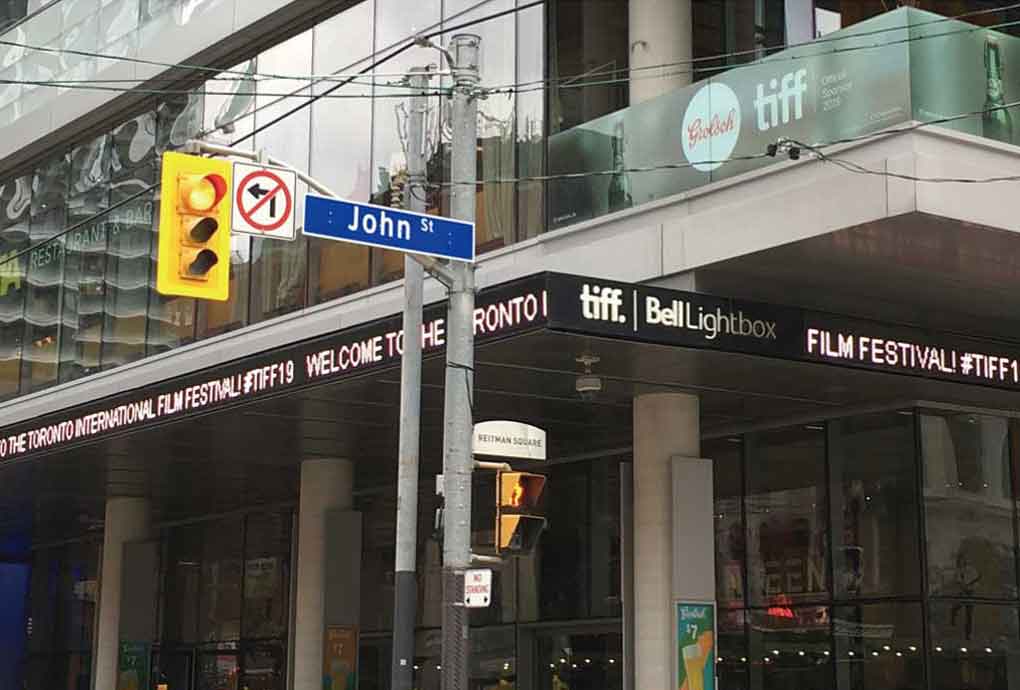 TIFF Bell Lightboxのある角。歩行者信号の上に「REITMAN SQUARE」の標識があります。