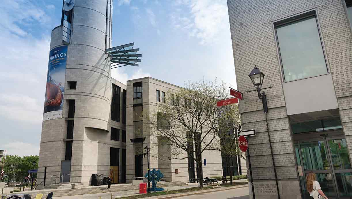 ポワンタ・カリエール考古学歴史博物館と向かいのビルは地下でつながっている。