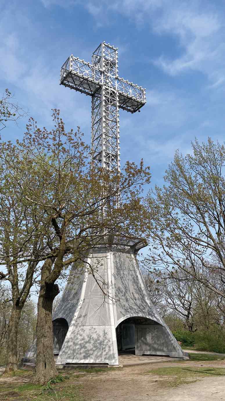 300年以上も前、大洪水が治ったときに感謝して立てられたマウント・ロイヤルの十字架。