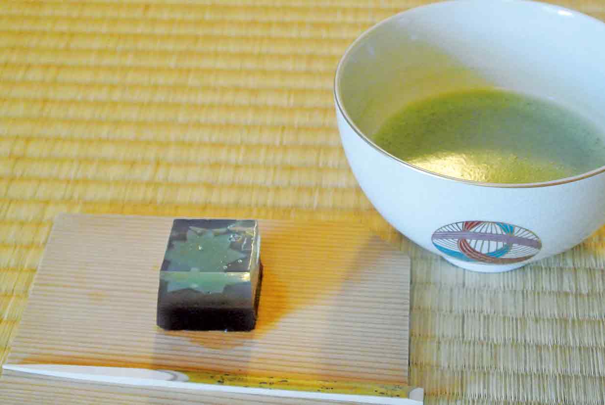茶会でふるまわれた手作りの和菓子。
