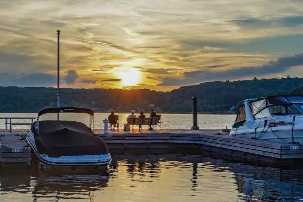 ペネタングイシンの港でゴールデンアワーを楽しむ