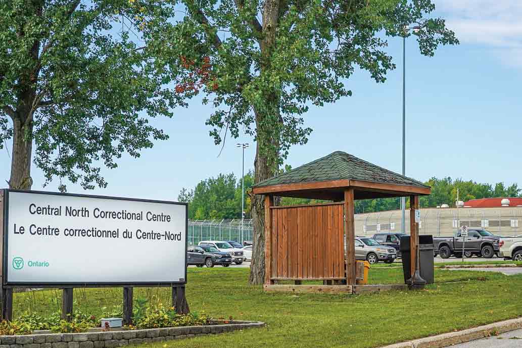 鉄刑務所の入り口―奥には格子に囲まれた広大な囚人舎が